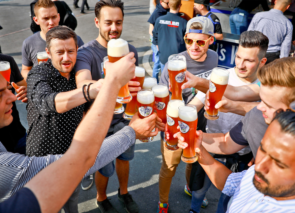 Gruppe von Männern stoßen mit Bier an