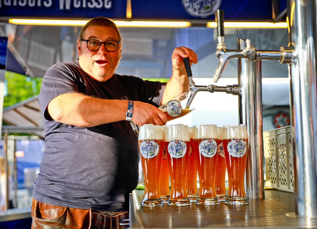 Bedienung beim Maisels Weisse zapfen